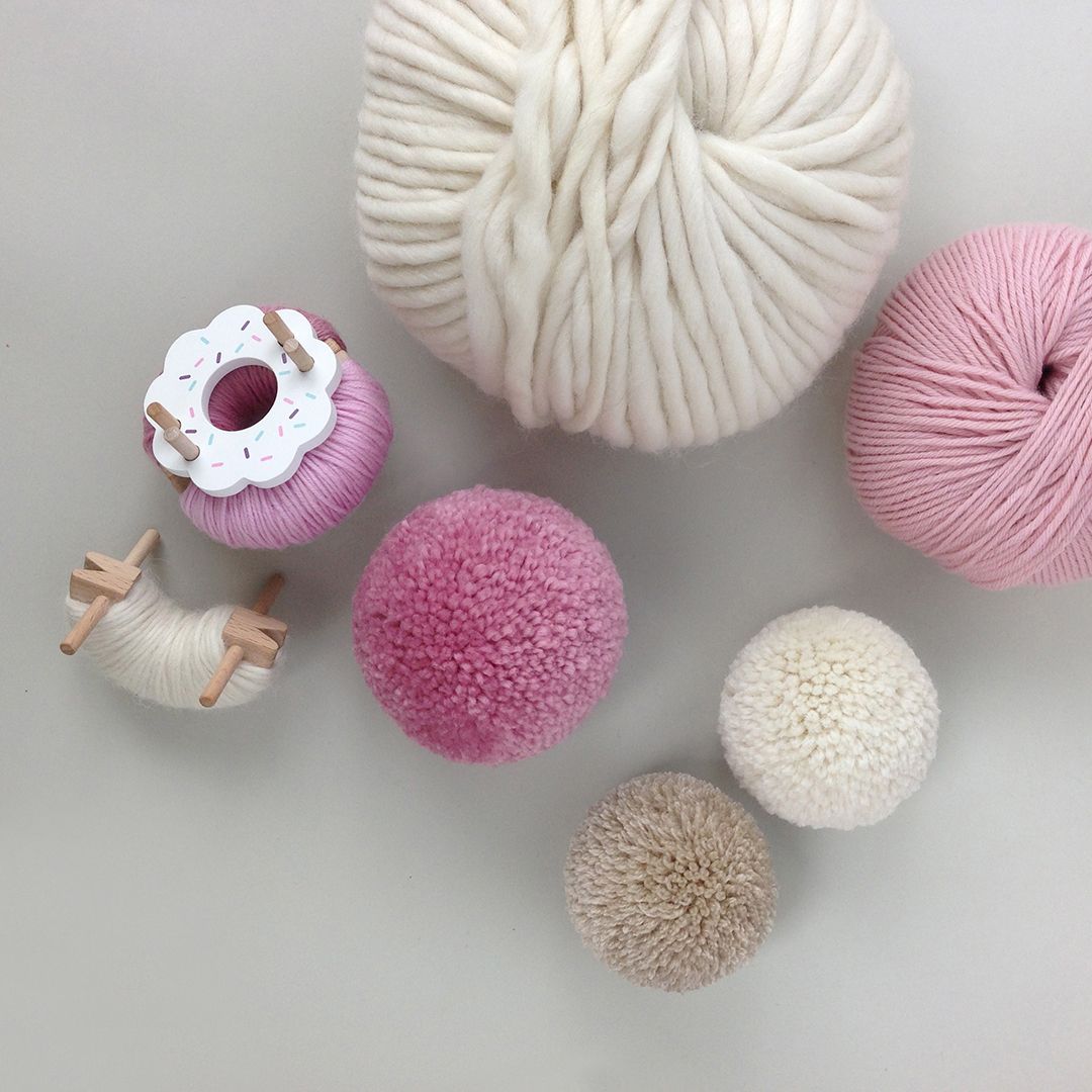 Pom Maker Donut Blue Frost - ljusblått pom-pom-verktyg munk i trä (Medium)