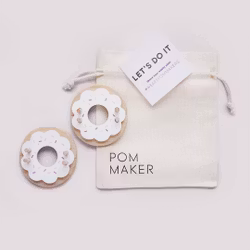 Pom Maker Donut Vanilla - vitt pom-pom-verktyg munk i trä (Medium)