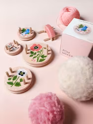 Pom Maker Oana Befort Pink - rosa pom-pom-verktyg i trä (Medium)