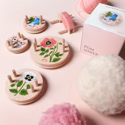 Pom Maker Oana Befort Pink - rosa pom-pom-verktyg i trä (Medium)
