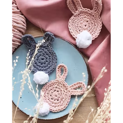 Virkmönster Bobbiny "Bunny Coaster" - virkade glasunderlägg med kaninöron i Junior-garn