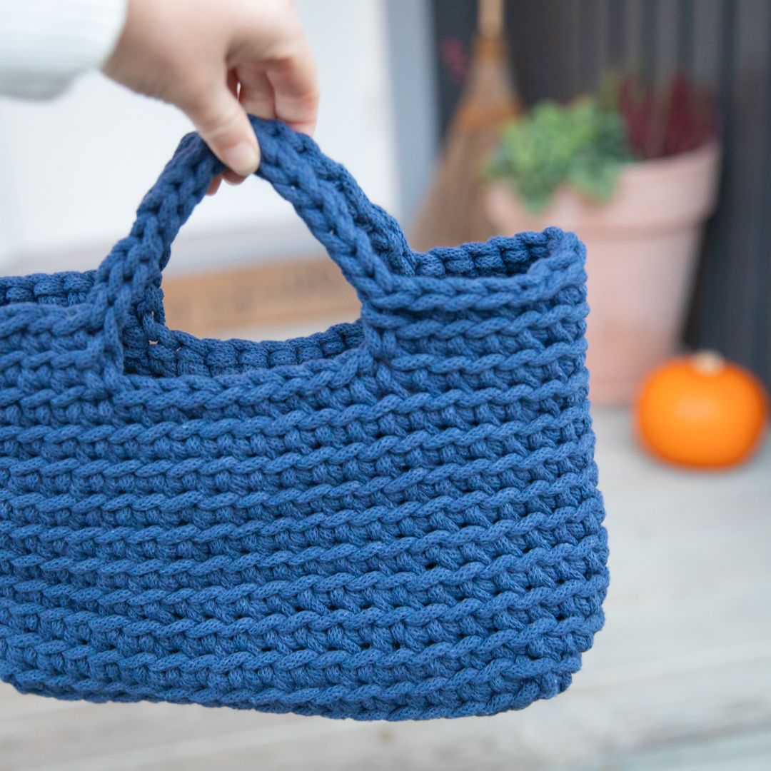 virkad väska "Chatarina" i flätat bomullsgarn Bobbiny Premium design Halls hantverk