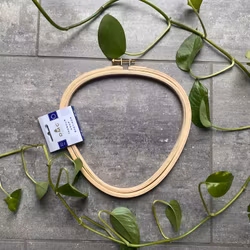 DMC Trekantig sybåge 21,5 x 22 cm