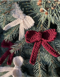 Virkmönster Bobbiny "Holiday Crochet Bow" - virkade rosetter i flätat bomullsgarn