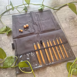 Seeknit Curve First Grey - set med 12,5 cm ändstickor 2.75 - 5 mm i grå tygväska