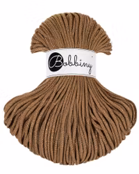 Bobbiny Golden Caramel - ljusbrunt garn med guldig tråd (flera modeller)