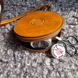 The Knitting Barber Sir Percy - liten rund väska i brunt läder för tillbehör