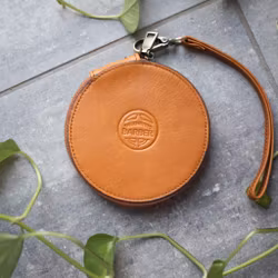 The Knitting Barber Sir Percy - liten rund väska i brunt läder för tillbehör