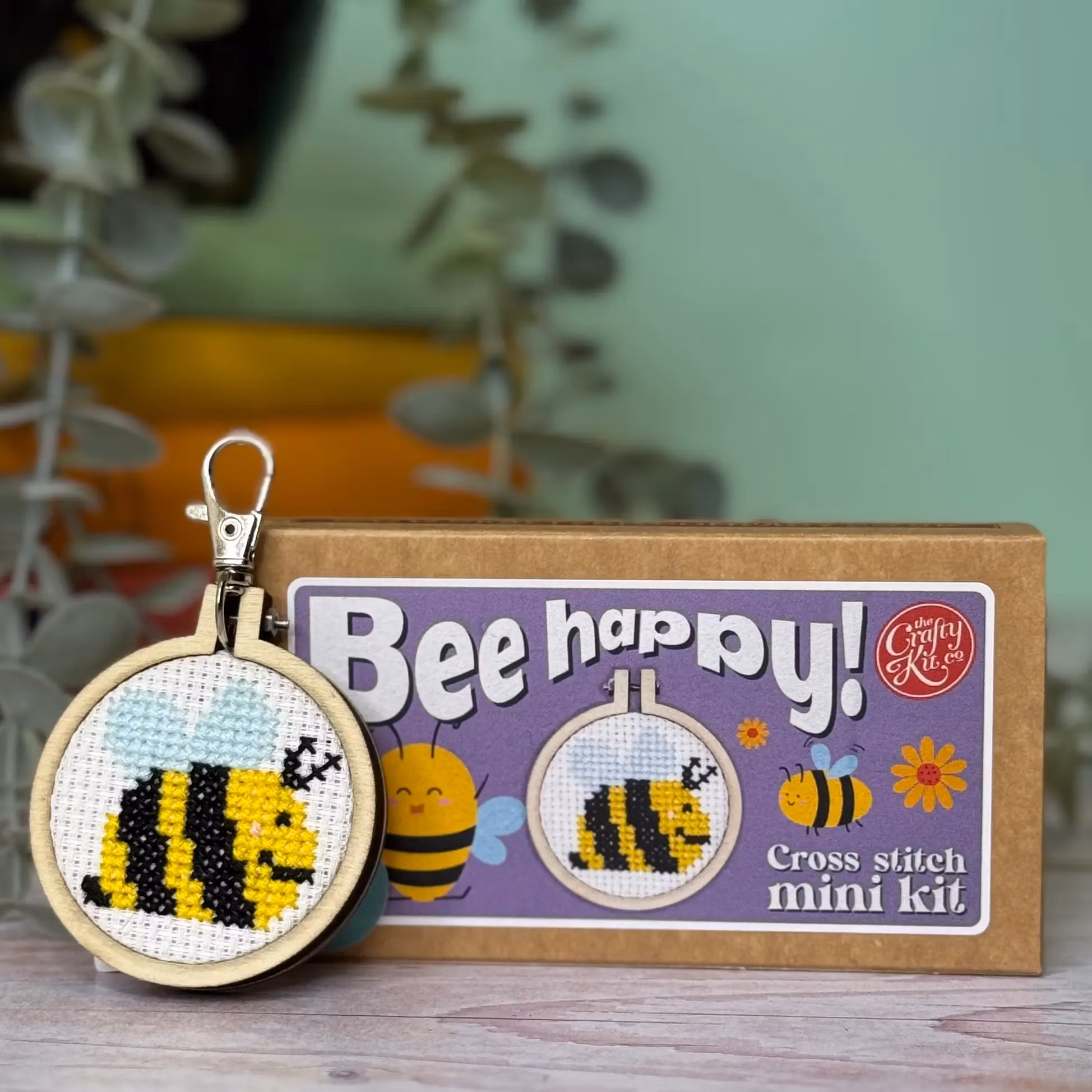 My Crafty Kit Company Mini Matchbox Cross Stitch Kit "Bee Happy" - broderikit med ett bi