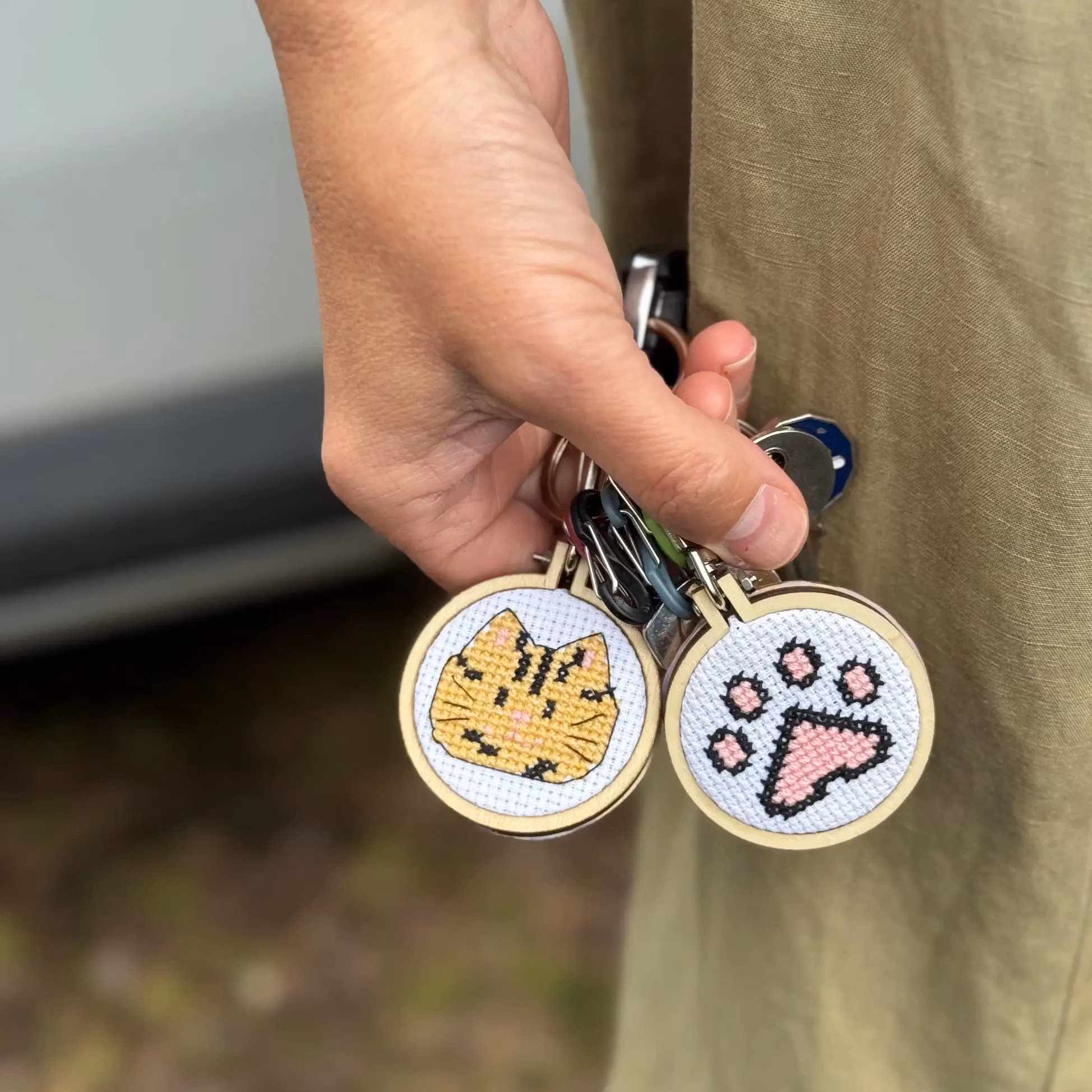 My Crafty Kit Company Mini Matchbox Cross Stitch Kit "Bee Happy" - broderikit med ett bi