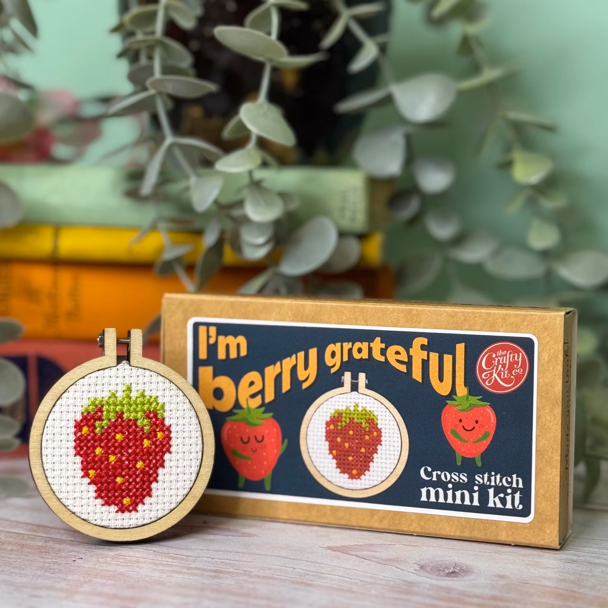 My Crafty Kit Company Mini Matchbox Cross Stitch Kit "I'm berry grateful" - broderikit med en jordgubbe