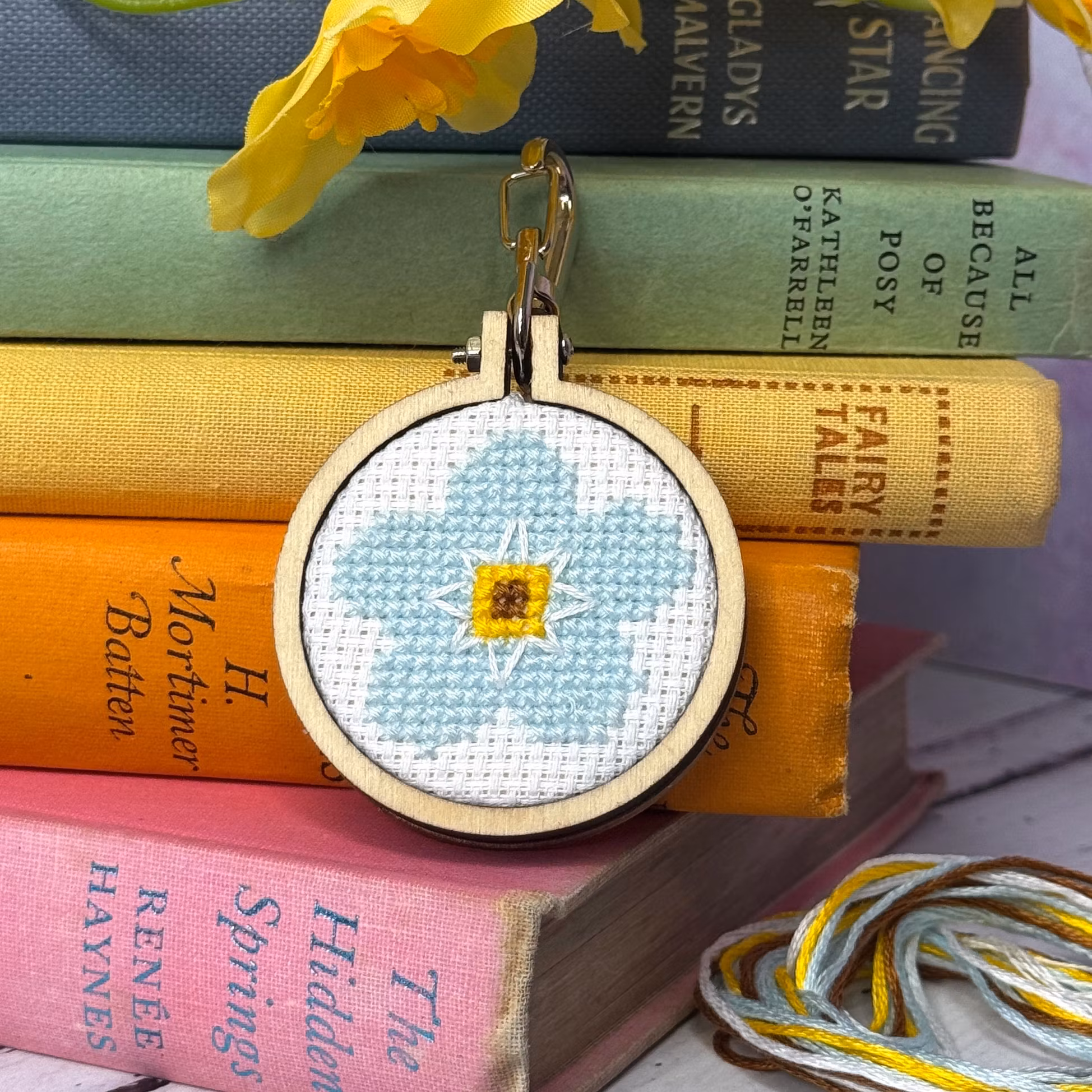 My Crafty Kit Company Mini Matchbox Cross Stitch Kit "Forget-me-not" - broderikit med en blomma