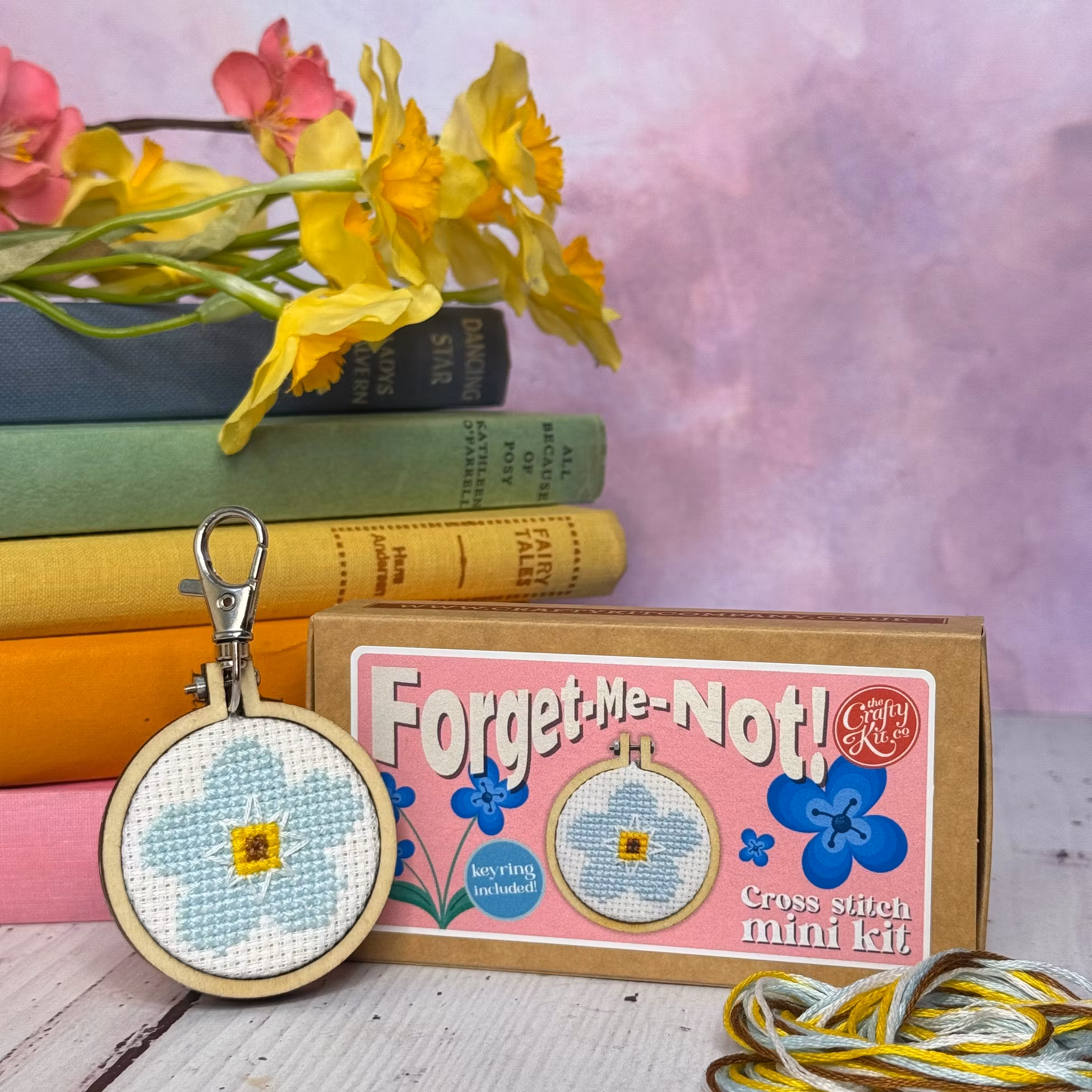 My Crafty Kit Company Mini Matchbox Cross Stitch Kit "Forget-me-not" - broderikit med en blomma