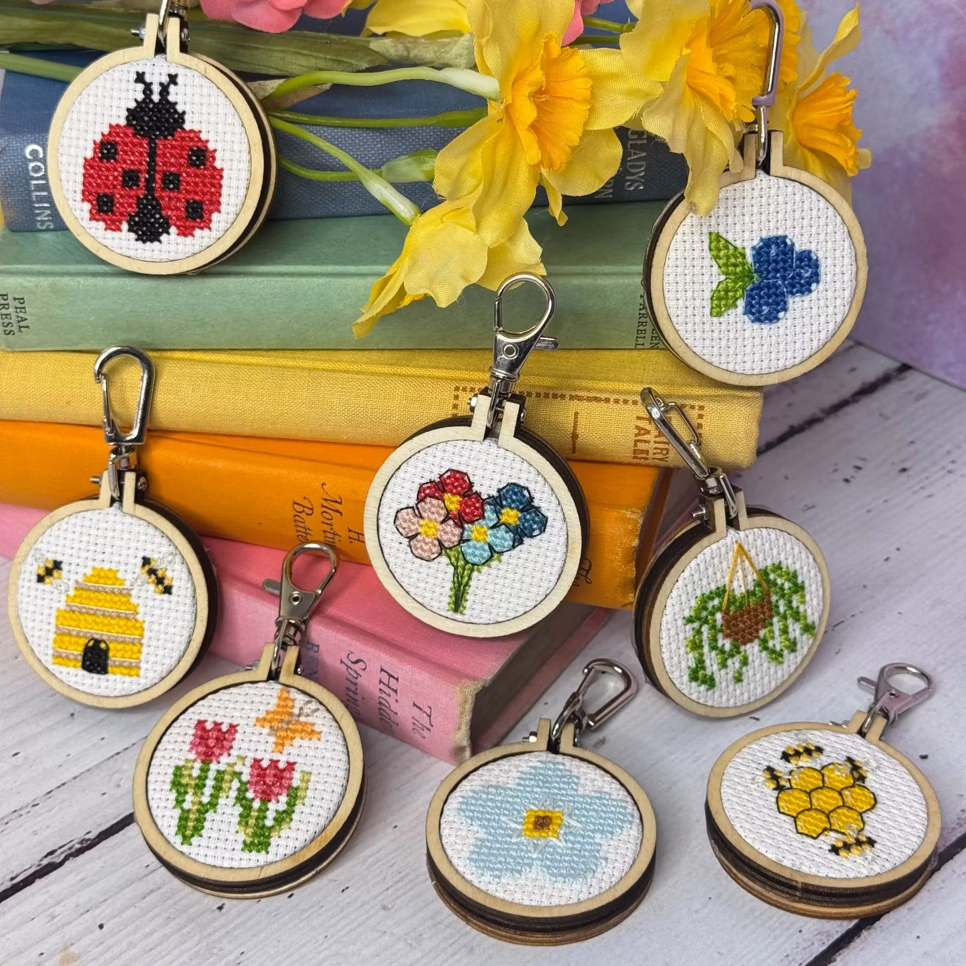 My Crafty Kit Company Mini Matchbox Cross Stitch Kit "You´re spot-tacular" - broderikit med en nyckelpiga