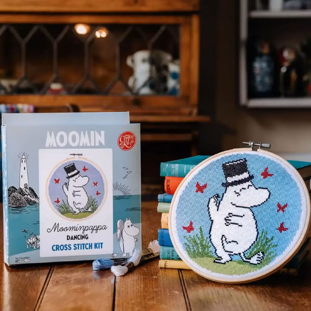 My Crafty Kit Company Moomin Embroidery Kit "Moominpappa Dancing" - broderikit med muminpappan