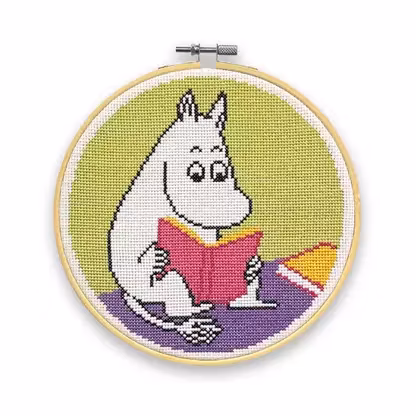My Crafty Kit Company Moomin Embroidery Kit "Moomintroll Reading" - broderikit med mumintrollet