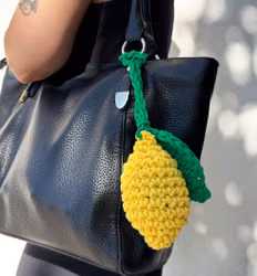 Virkmönster Bobbiny "Lemon Keychain" - virkad citron i Junior-garn