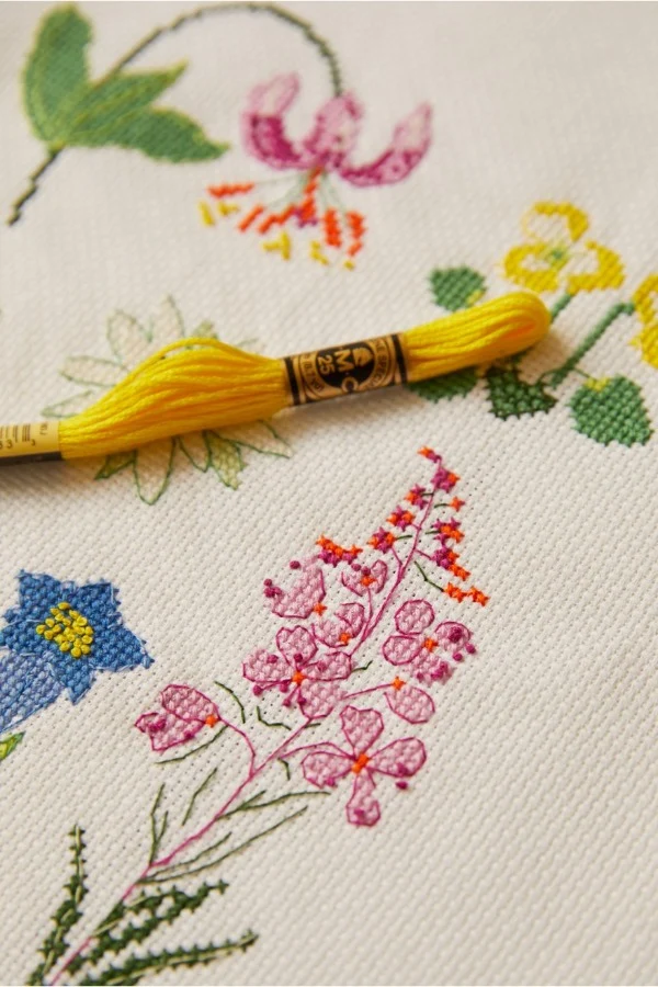 DMC Mindful Making - The Meadow Flowers - kit med korsstygnsbroderi