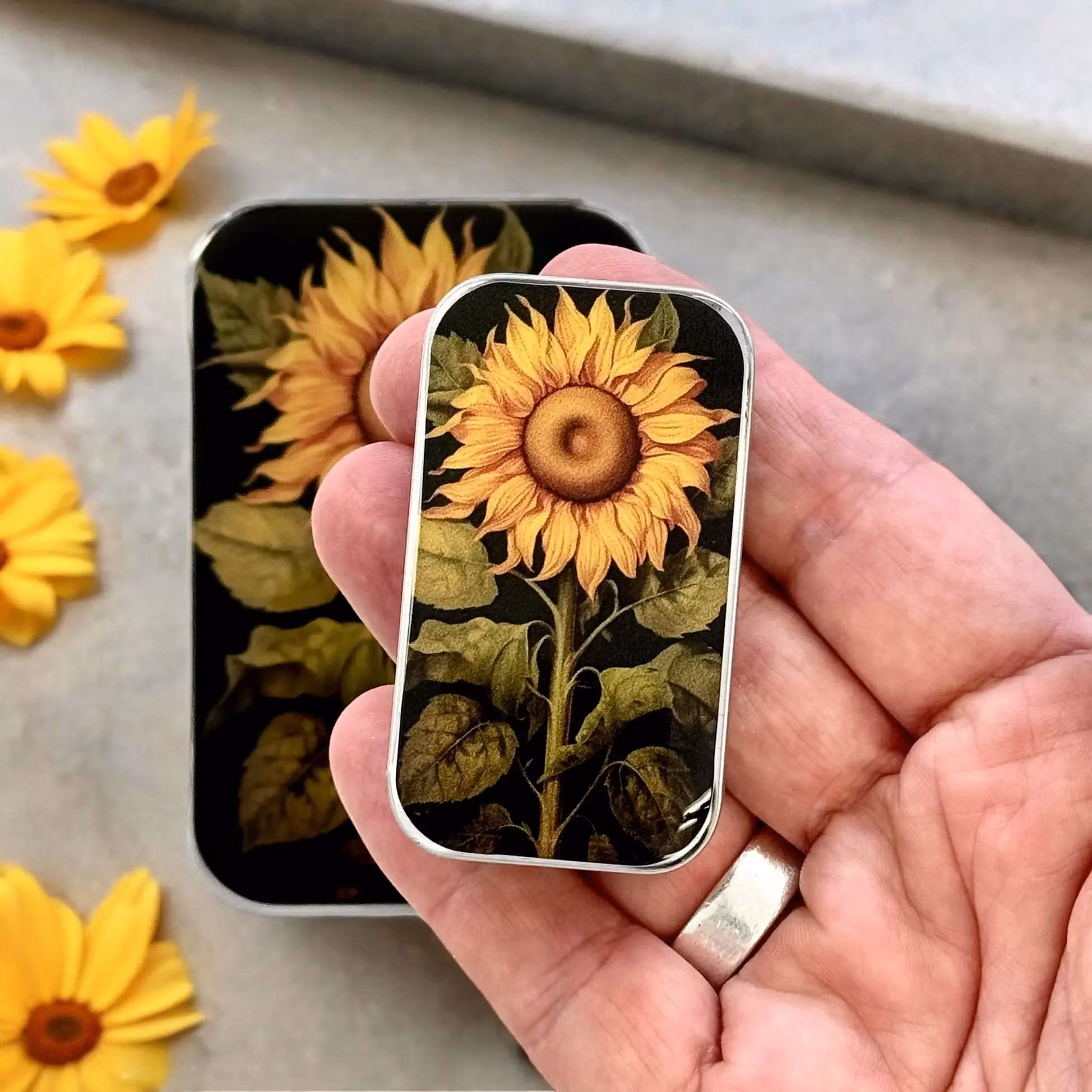 Firefly Notes Sunflower notions tin - Metallask med solros