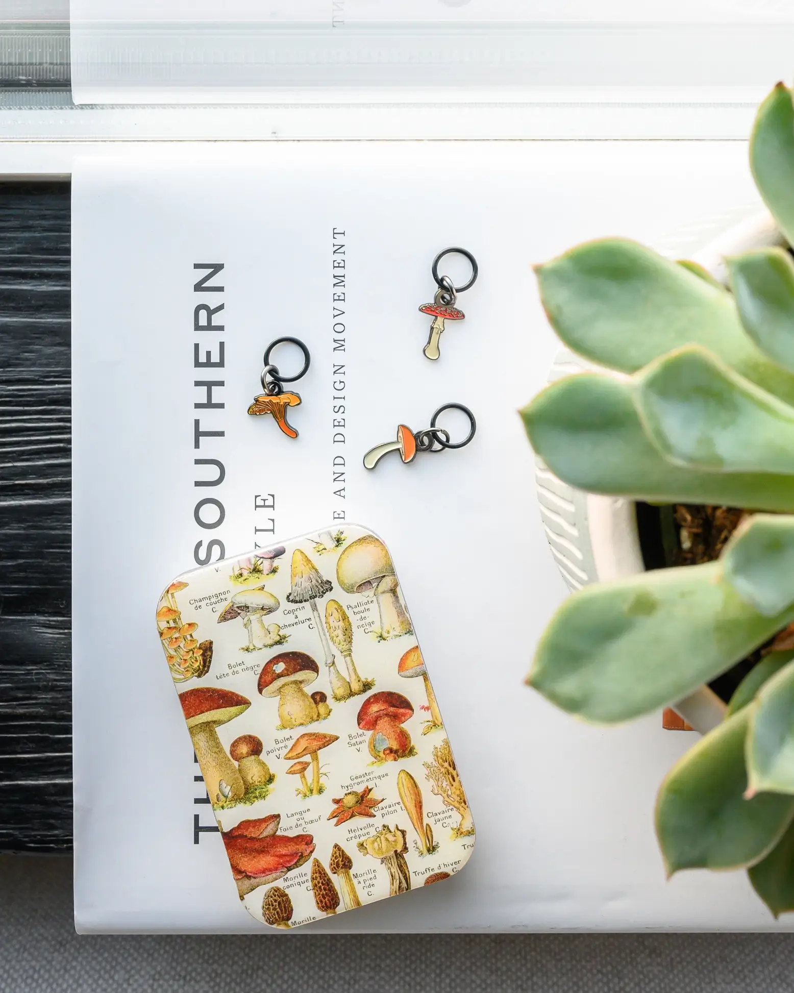 Firefly Notes Mushroom notions tin - Metallask med svampar