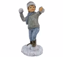 Gutt kaster snøball