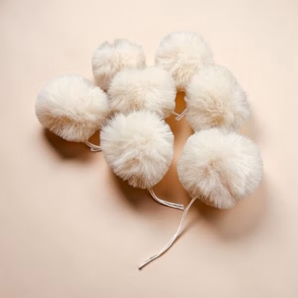 Mini pompom luedusk «Creme» med knyting i fuskepels – 4 cm