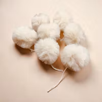 Mini pompom luedusk «Creme» med knyting i fuskepels – 4 cm