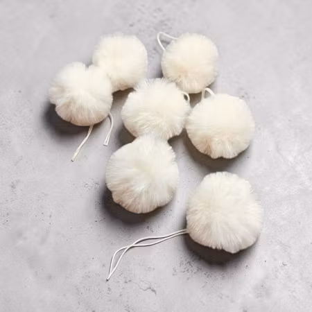 Mini pompom luedusk "Naturhvit" med knyting i fuskepels – 4 cm