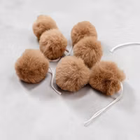 Mini pompom luedusk "Beige" med knyting i fuskepels – 4 cm