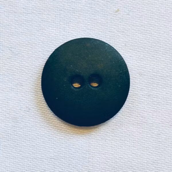 Knapp – Nancy Mørk Grønn – 18 mm ( K190825)