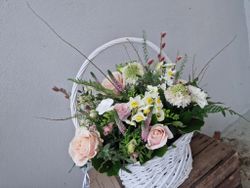 Blomsterkorg i vitt & rosa