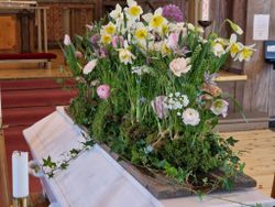 Vårblomning - kistdekoration