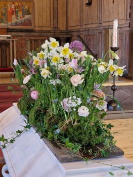 Vårblomning - kistdekoration