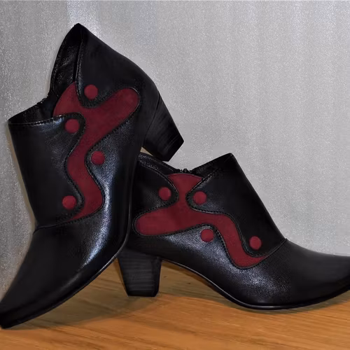 Svart-vinröd boots på halvhög klack - fabrikat Fidji
