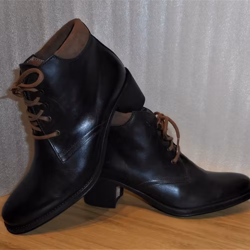 Svart snörkänga med brun mockakant - Amberone