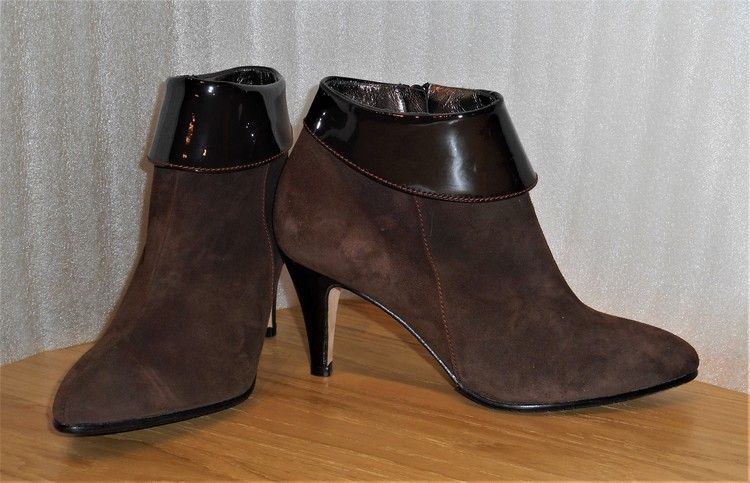 Elegant brun mockaboots med lackdetaljer - Amante