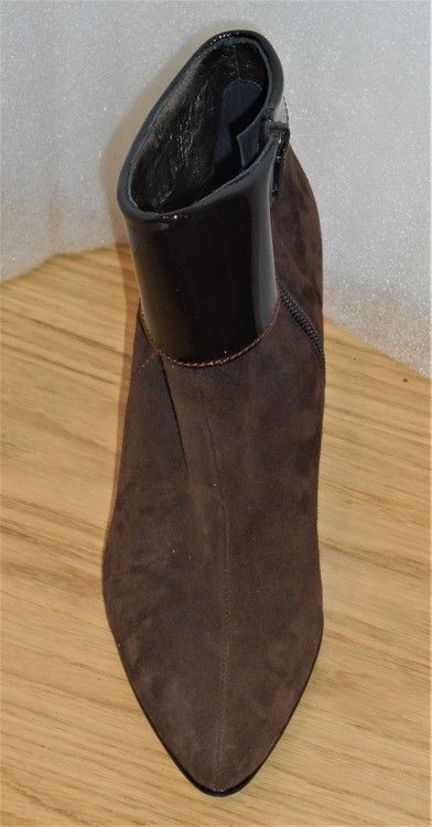 Elegant brun mockaboots med lackdetaljer - Amante