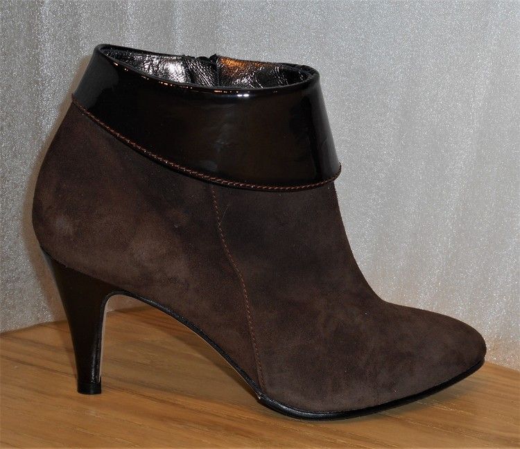 Elegant brun mockaboots med lackdetaljer - Amante