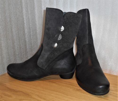 Svart/grå boots med metalldetaljer fabrikat Think!