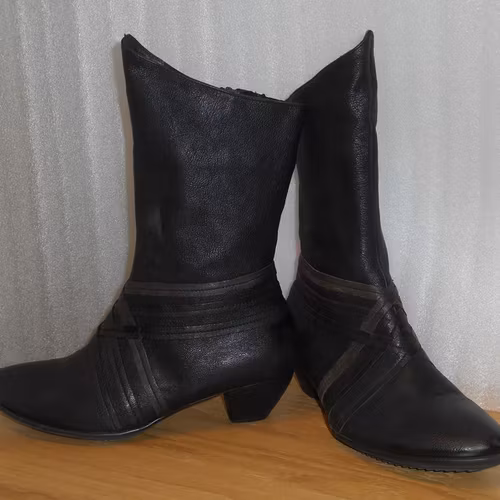 Svart boots med kryssmönster fabrikat Think!