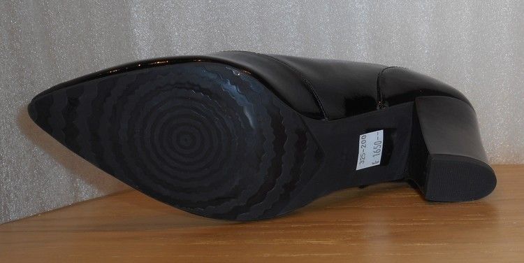 Svart, lågskaftad lackboots med blixtlås bak - Amante