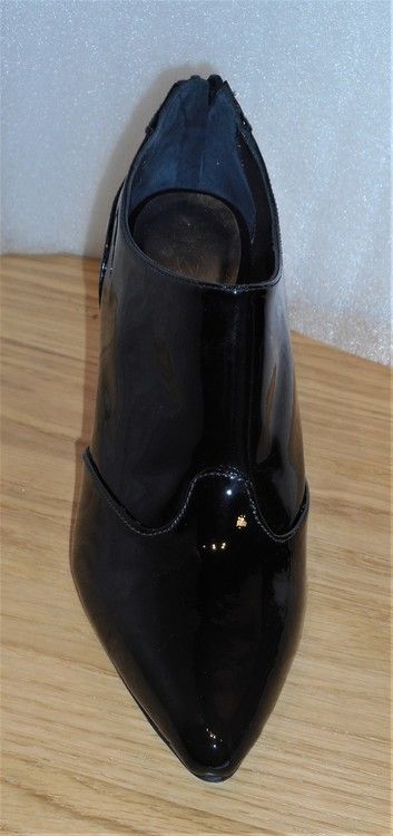 Svart, lågskaftad lackboots med blixtlås bak - Amante