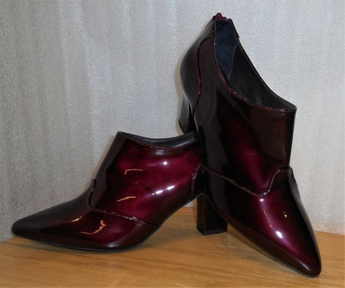 Vinröd lågskaftad lackboots med blixtlås bak - Amante