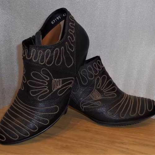 Mörkbrun, låg boots med naturfärgade broderier - Think!