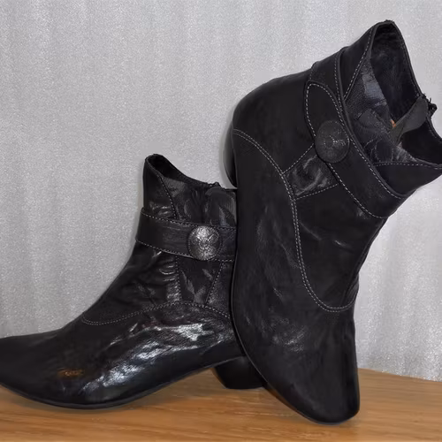 Svart boots fabrikat Think!