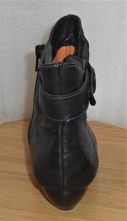 Svart boots fabrikat Think!