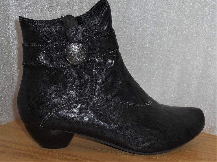 Svart boots fabrikat Think!