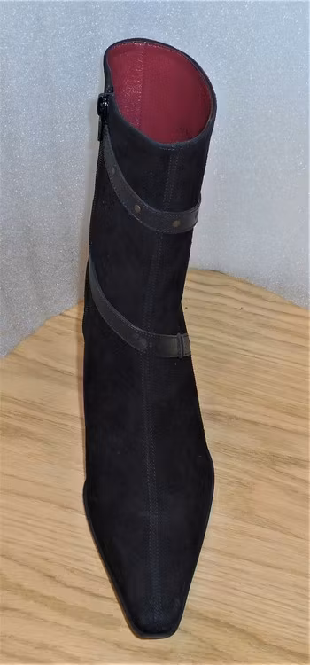 Elegant svart mockaboots med skinndetaljer - Ferrerías