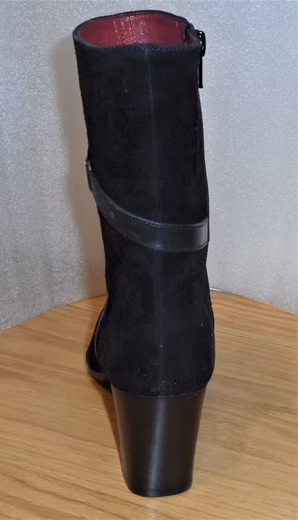 Elegant svart mockaboots med skinndetaljer - Ferrerías
