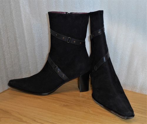 Elegant svart mockaboots med skinndetaljer - Ferrerías